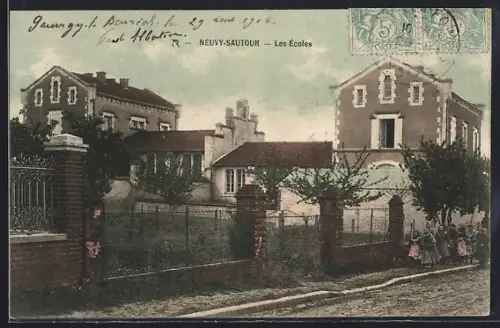 AK Neuvy-Sautour, Les Écoles