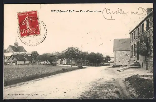 AK Boeurs-en-Othe, Vue d`ensemble de la rue principale avec bâtiments en briques et église au fond