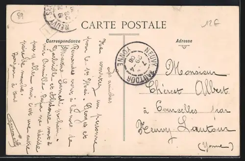 AK Boeurs-en-Othe, Vue d`ensemble de la rue principale avec bâtiments en briques et église au fond