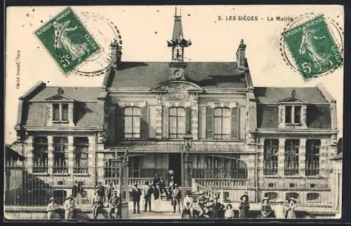 AK Les Sièges, La Mairie et les habitants devant le bâtiment