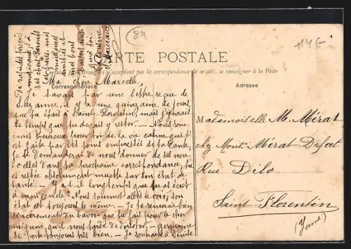 AK Auxerre, Rue de Fécauderie avec passants et un chien en premier plan