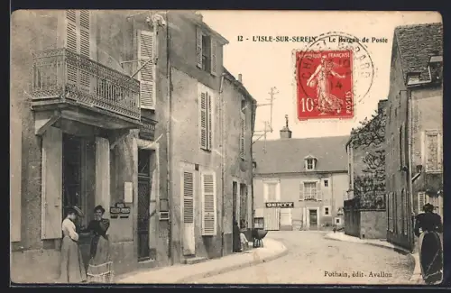 AK L`Isle-sur-Serein, Le Bureau de Poste et la rue animée