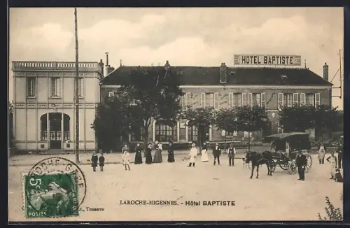 AK Laroche-Migennes, Hôtel BAPTISTE et place animée avec passants et calèche