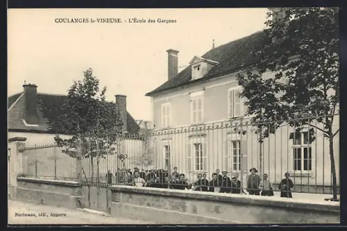 AK Coulanges-la-Vineuse, L`École des Garcons avec élèves devant le bâtiment