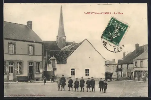 AK St-Martin-des-Champs, La Place avec enfants posant devant l`église et les bâtiments adjacents