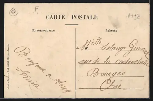 AK St-Martin-des-Champs, La Place avec enfants posant devant l`église et les bâtiments adjacents