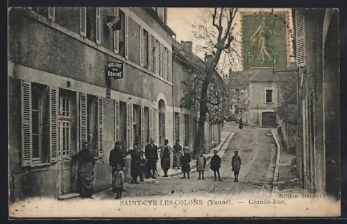 AK Saint-Cyr-les-Colons /Yonne, Grande-Rue avec des enfants devant le bâtiment du Bureau de Bienfaisance