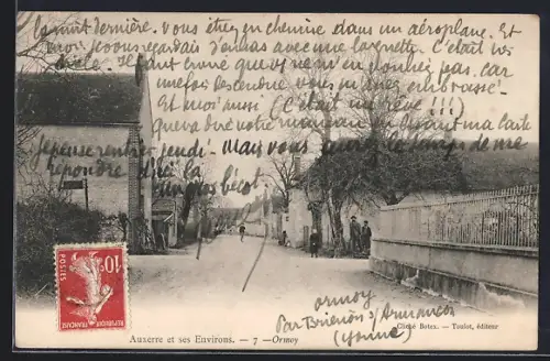 AK Ormoy, Rue principale animée avec passants et arbres dénudés en hiver