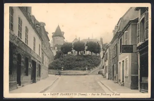 AK Saint Florentin /Yonne, Rue du Faubourg d`Aval avec vue sur la colline et les bâtiments historiques