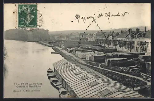 AK Pont-sur-Yonne, Quai de la République avec vue sur les berges et les bâtiments adjacents