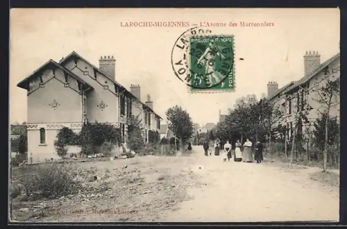 AK Laroche-Migennes, L`Avenue des Marronniers avec passants