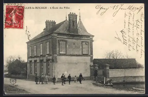 AK Egriselles-le-Bocage, L`École des Filles avec des enfants devant l`entrée