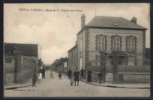 AK Gisy-les-Nobles, Route de la Chapelle-sur-Oreuse avec passants devant une maison en brique