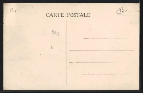 AK Gisy-les-Nobles, Route de la Chapelle-sur-Oreuse avec passants devant une maison en brique