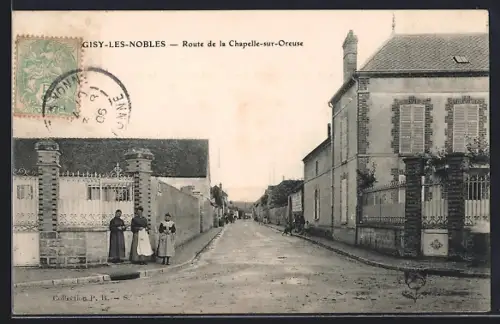 AK Gisy-les-Nobles, Route de la Chapelle-sur-Oreuse avec habitants devant les maisons