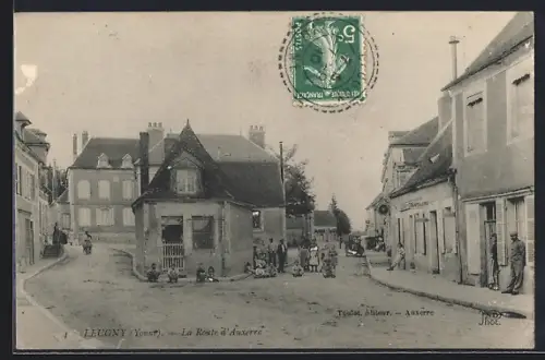 AK Leugny /Yonne, La Route d`Auxerre et scène de rue animée