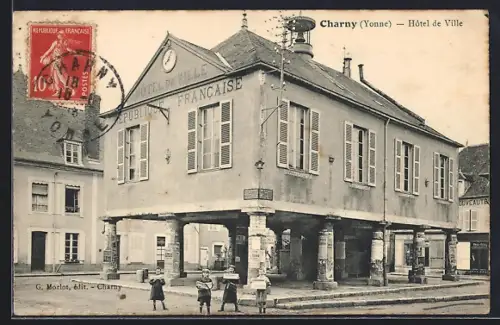 AK Charny /Yonne, Hôtel de Ville avec enfants jouant sur la place