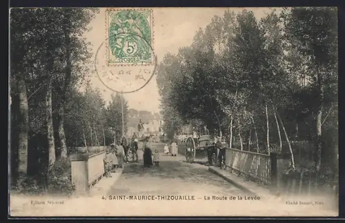 AK Saint-Maurice-Thizouaille, La Route de la Levée avec des promeneurs et une charrette