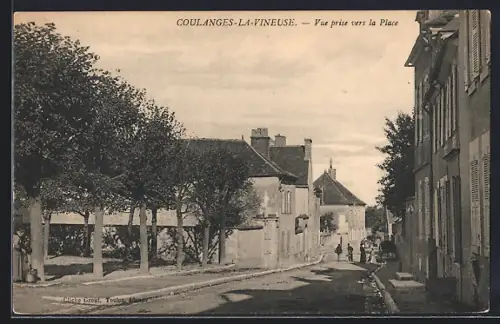 AK Coulanges-la-Vineuse, Vue prise vers la Place