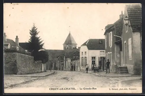 AK Cruzy-le-Châtel, La Grande-Rue avec église et passants