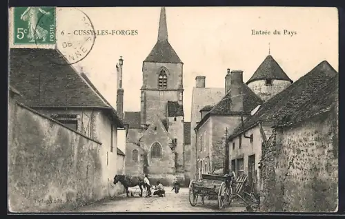 AK Cussy-les-Forges, Entrée du Pays avec église et charrette sur la rue