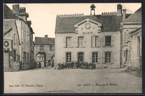 AK Cézy, Place de la Mairie avec groupe devant le bâtiment