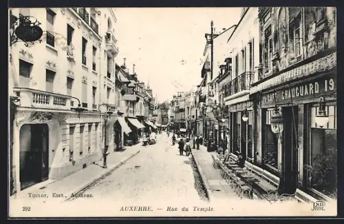 AK Auxerre, Rue du Temple animée avec commerces et passants