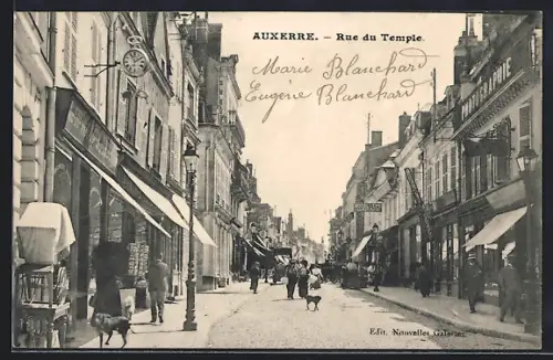 AK Auxerre, Rue du Temple animée avec passants et boutiques
