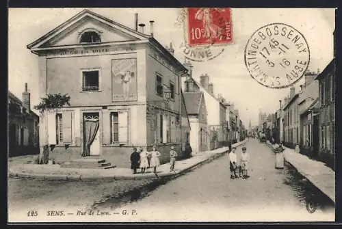 AK Sens, Rue de Lyon avec passants et bâtiments historiques