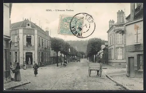 AK Sens, L`Avenue Vauban animée avec passants et charettes
