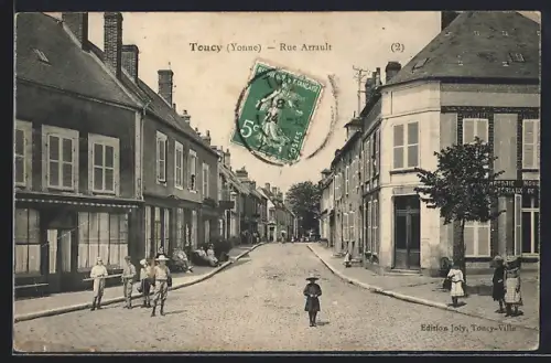 AK Toucy /Yonne, Rue Arrault avec passants et bâtiments historiques