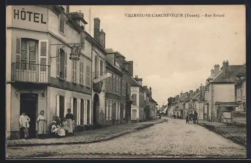 AK Villeneuve-l`Archevêque /Yonne, Rue Bréard avec hôtel et passants