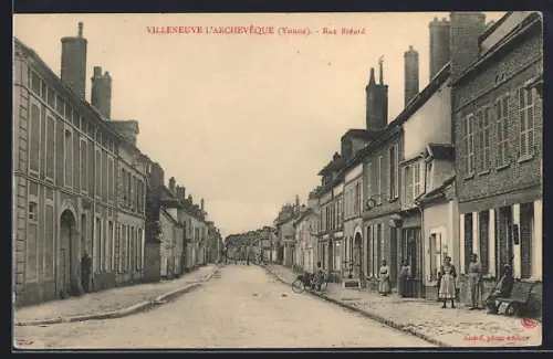 AK Villeneuve l`Archevêque /Yonne, Rue Bézard avec des passants et des bâtiments historiques