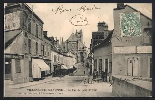 AK Villeneuve-sur-Yonne, La Rue du Pont, 1ère vue, avec église en arrière-plan