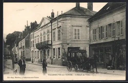 AK Villeneuve-sur-Yonne, L`Hôtel de Ville et calèche sur la rue principale