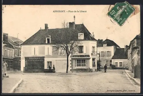 AK Appoigny, Place de la Liberté avec bâtiments et passants