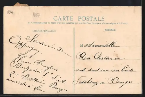 AK Appoigny, Place de la Liberté avec bâtiments et passants