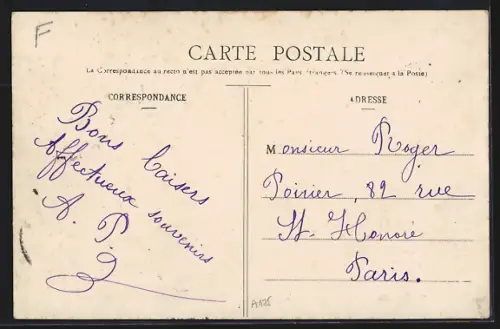 AK Brosses, La Place avec des habitants devant des maisons