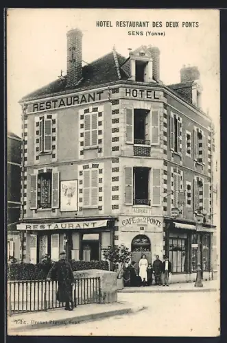 AK Sens /Yonne, Hôtel Restaurant des Deux Ponts avec des passants devant le bâtiment