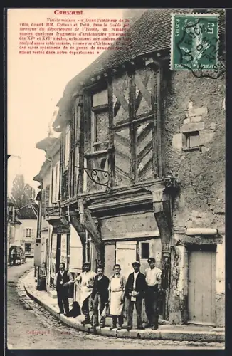 AK Cravant, Vieille maison à colombage avec habitants posant devant