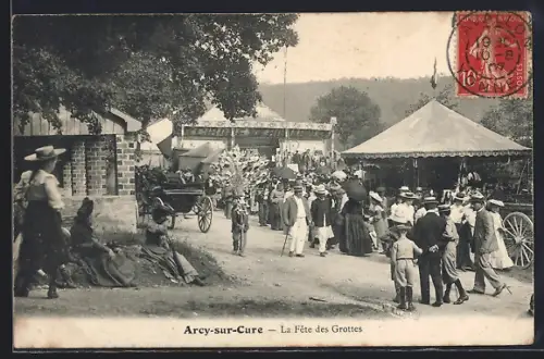 AK Arcy-sur-Cure, La Fête des Grottes avec des visiteurs et un chapiteau sur la place principale