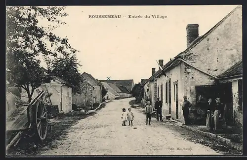 AK Roussemeau, Entrée du Village avec des habitants et des maisons alignées le long de la route