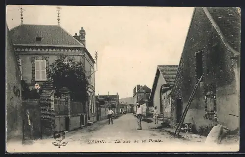 AK Véron, La rue de la Poste