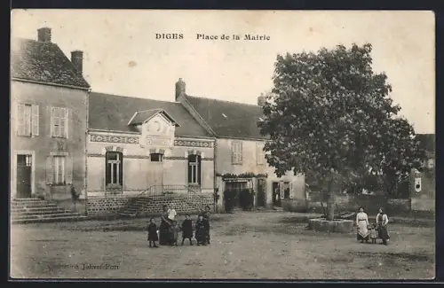 AK Diges, Place de la Mairie avec habitants devant l`hôtel de ville et grand arbre