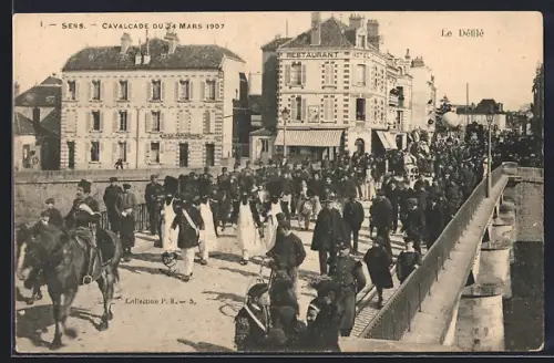 AK Sens, Cavalcade du 24 Mars 1907, Le Défilé devant le restaurant et hôtel