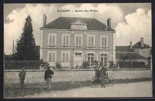 AK Flogny, École des Filles avec enfants et cycliste devant le bâtiment