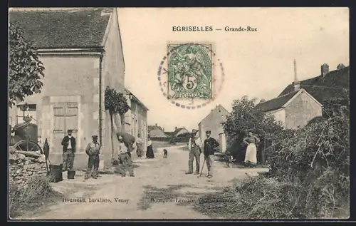 AK Égriselles, Grande-Rue animée avec habitants et maisons rurales