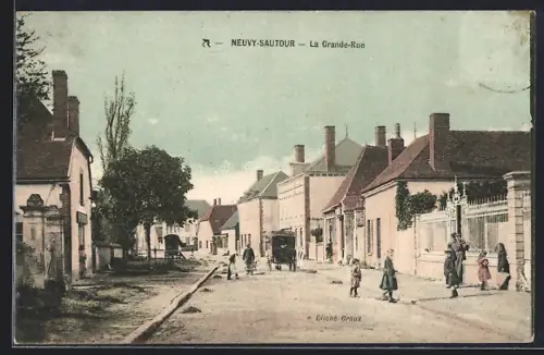 AK Neuvy-Sautour, La Grande-Rue animée avec passants et voitures à cheval