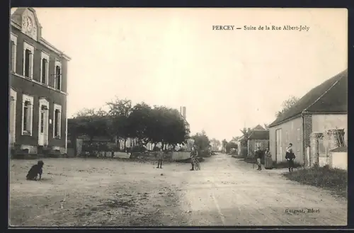 AK Percey, Suite de la Rue Albert-Joly avec passants et bâtiments
