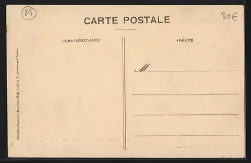 AK St-Florentin, Cyclistes et cavaliers précédant le cortège sur la rue animée